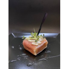 Сир Брі в обгортці з Прошутто з соусом Blue Cheese 