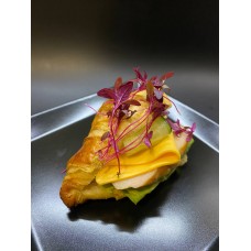 Круасани з копченою куркою,сиром Чедр ,айсбергом та свіжим огірком 